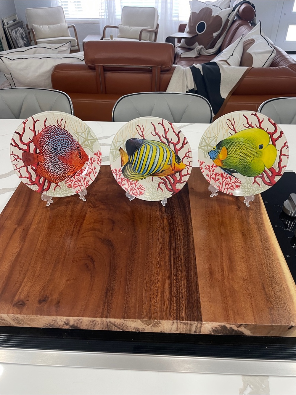 Set of 3 glass fish plates comes with 3 stands